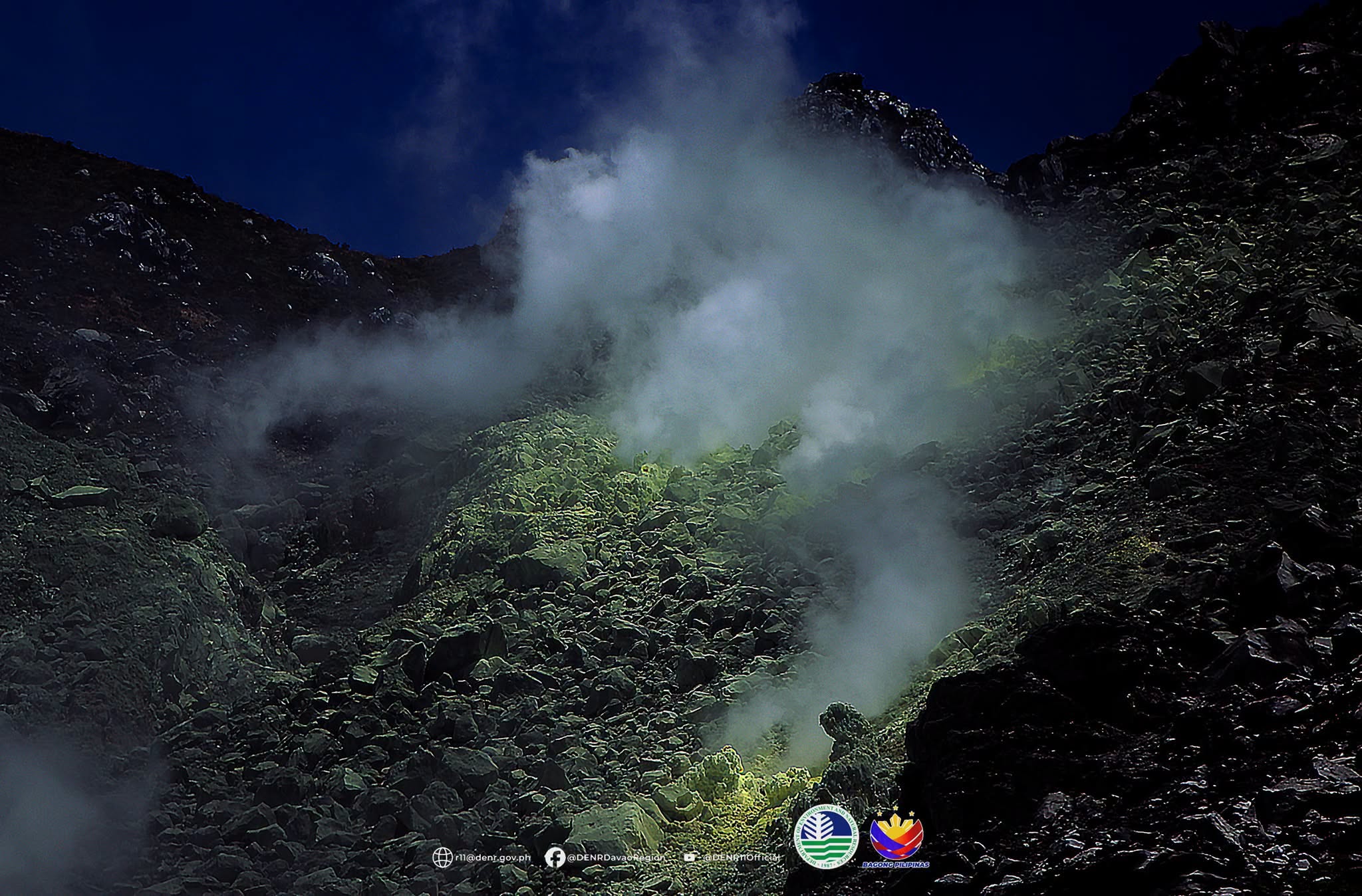Sulfur vents (solfataras) in boulder face ๐๐๐ฒ๐จ๐ง๐ ๐ญ๐ก๐ ๐๐ฎ๐ฆ๐ฆ๐ข๐ญ: ๐๐ฉ๐ฉ๐ซ๐๐๐ข๐๐ญ๐ข๐ง๐ ๐๐จ๐ฎ๐ง๐ญ ๐๐ฉ๐จโ๐ฌ ๐๐ง๐ฌ๐ฎ๐ง๐ ๐๐๐จ๐ฌ๐ข๐ญ๐๐ฌ - source: DENR Davao Region Facebook page: https://www.facebook.com/share/p/1CuAYtg3j9/